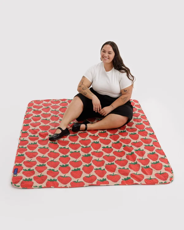Puffy Picnic Blanket - Strawberry - Material: ripstop-nylon